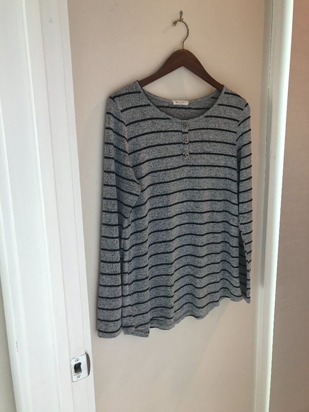 BOMBOM HENLEY LONGSLEEVE TEE SHIRT BLACK AND GRAY STRIPE SIZE M